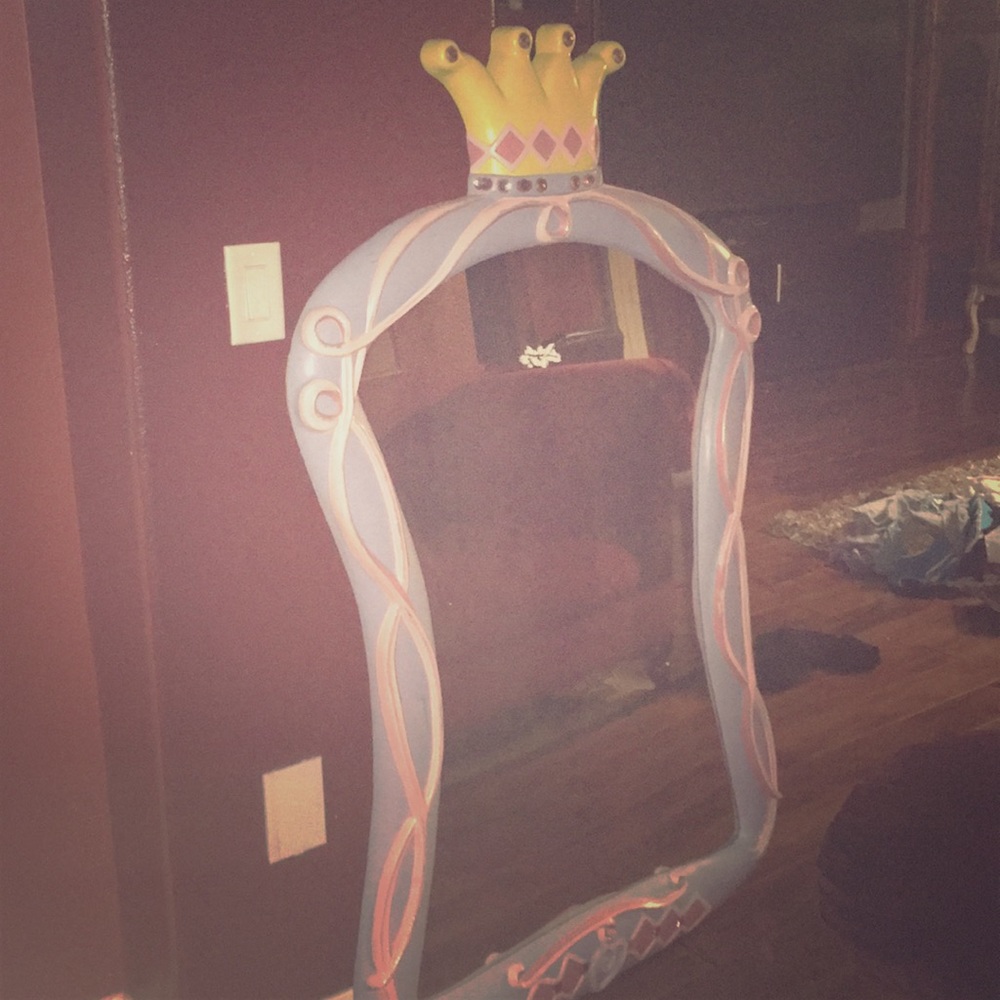 A full fairy mirror that show the whole body